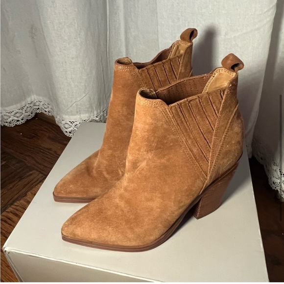 Marc Fisher Gadri bootie, pointy toe, block heel, tan suede, size 5 - Picture 4 of 7
